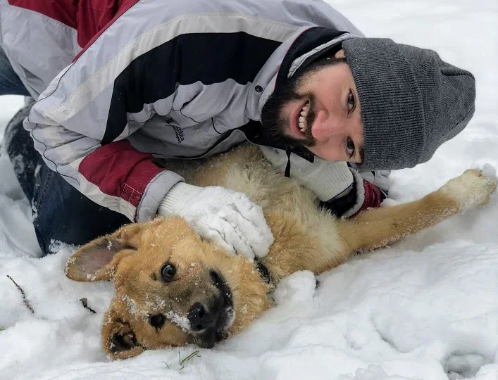 В Подмосковье Дмитрий Михайлов создал проект по выгулу животных, которые целыми днями сидят взаперти