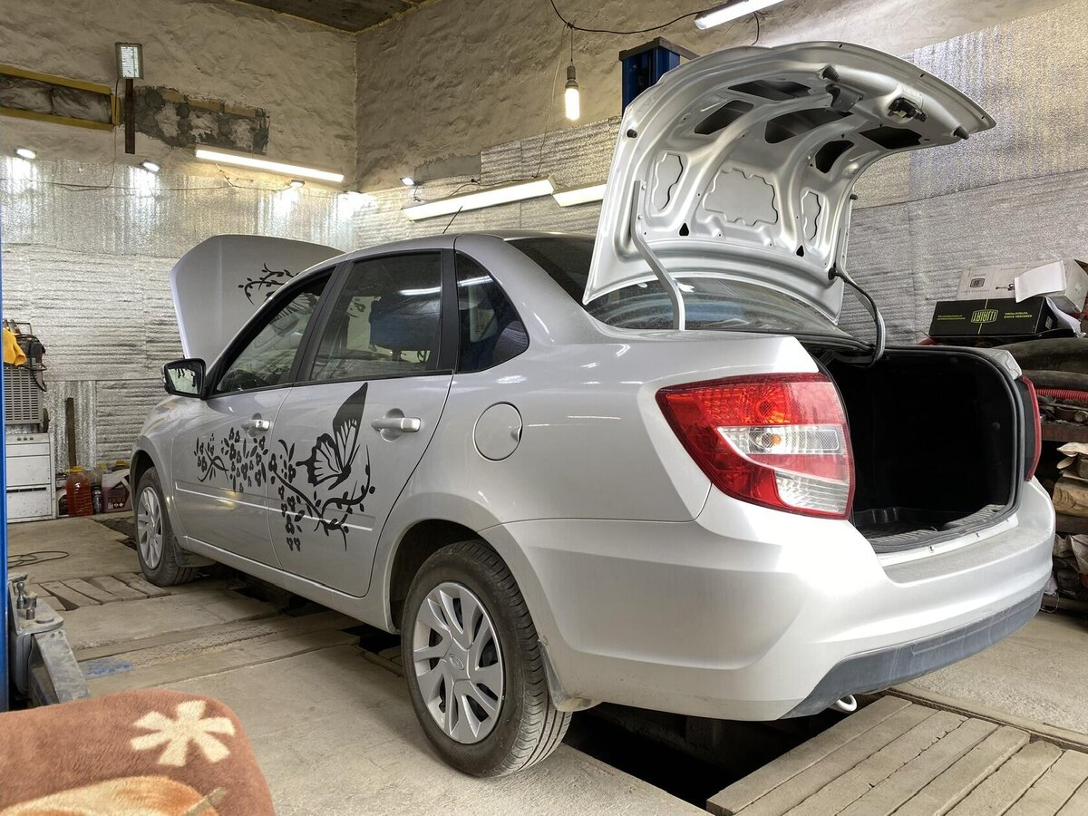 Даже диванчик есть ))