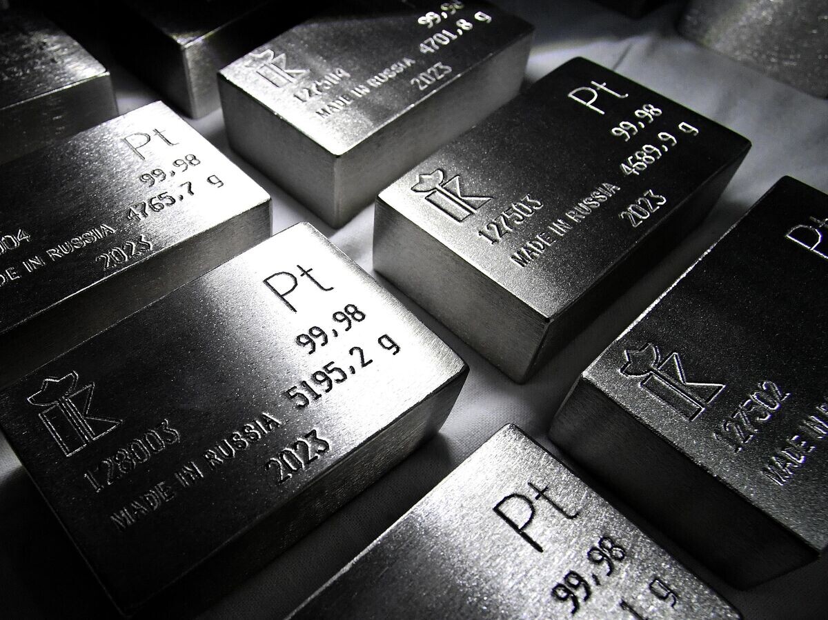    Готовые маркированные слитки платины высшей пробы 99,98% чистоты на заводе цветных металлов имени В. Н. Гулидова "Красцветмет" в Красноярске© РИА Новости / Илья Наймушин