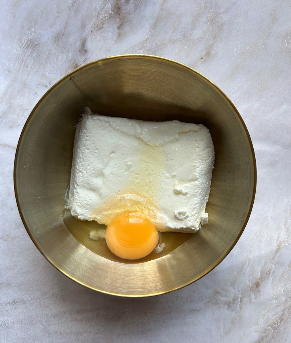 Добавить куриное яйцо.