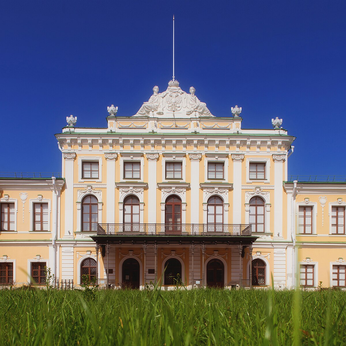 Окна Императорского путевого дворца с одной стороны выходят на сад и Волгу, а с другой — на Соборную площадь. Фото: Ветер Тверских Крыш / Wikimedia