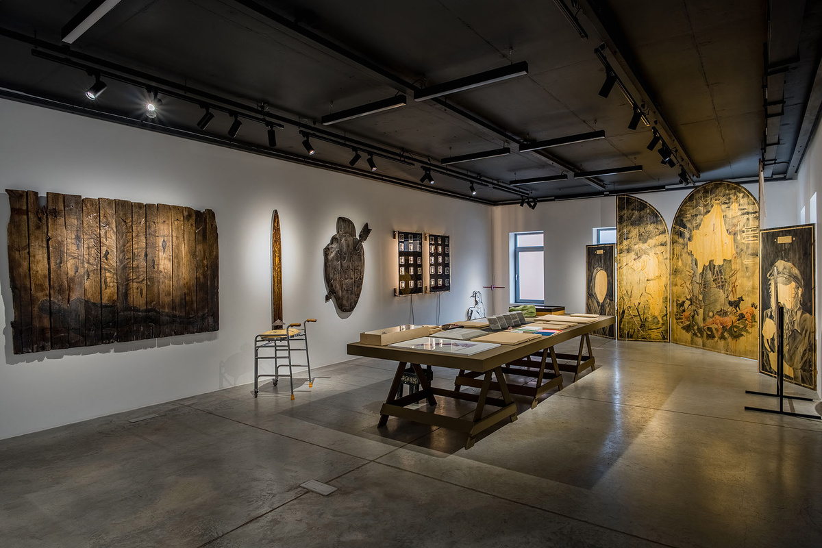    Экспозиция выставки «Наши двери всегда закрыты» в студии «Тихая»