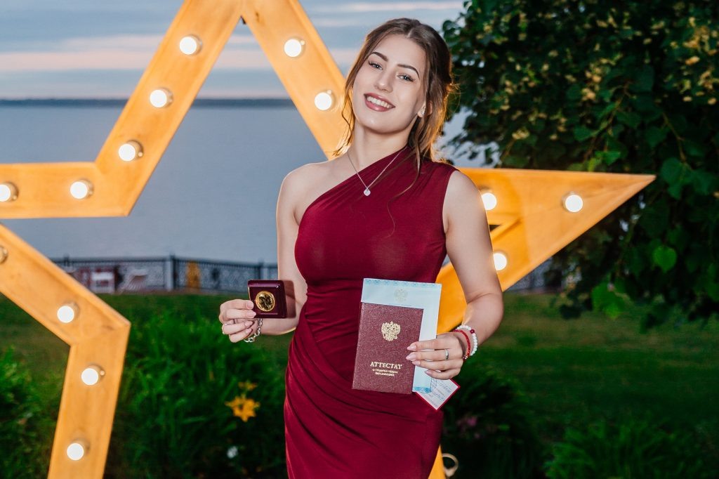 5 самых интересных примеров видео поздравлений на выпускной