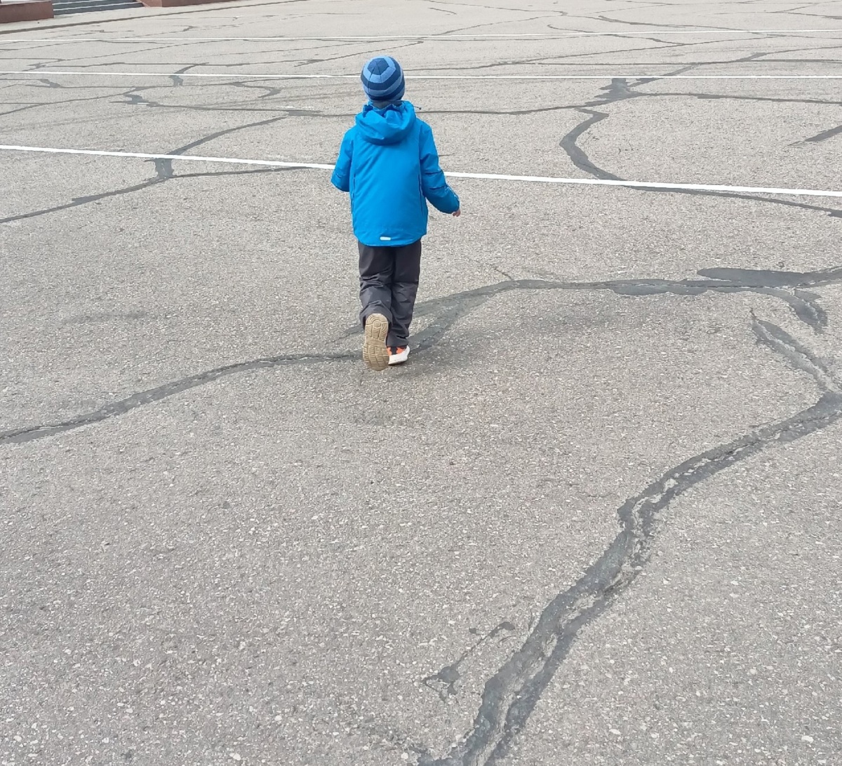 Смотреть за детьми - это обязанность родителей.