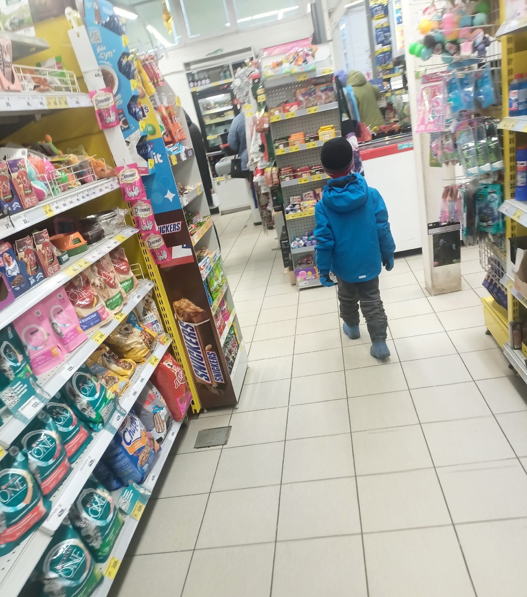 Даже когда родители просят ребёнка ничего не трогать, он не всегда слушается. Почему чужой ребёнок должен быть проблемой продавца, а не его родителей?