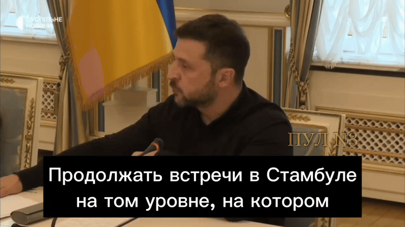    Просроченный президент нервничает и несёт околесицу. А ведь когда-то, почти стоя на коленях, говорил, что он "прекратит войну". Видео: ТГ-канал "Пул №3"