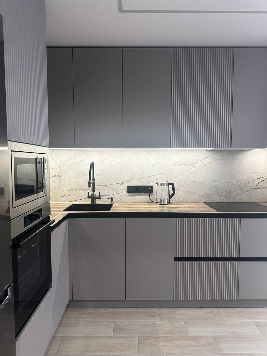 Подробнее о самом проекте:
. Корпус - ЛДСП «грей фокс»
. Фасады - Green Wood «грей беж»
. Фурнитура - Firmax + Hettich
. Размер кухни - 2296х3250 H-2480мм

Цена : ~480500₽