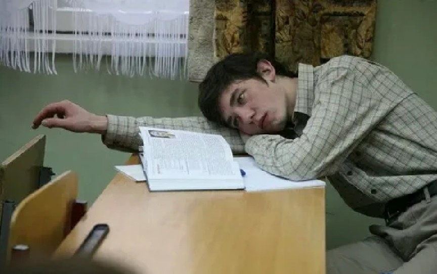 Актёр Константин Пояркин в образе Миши Дятлова