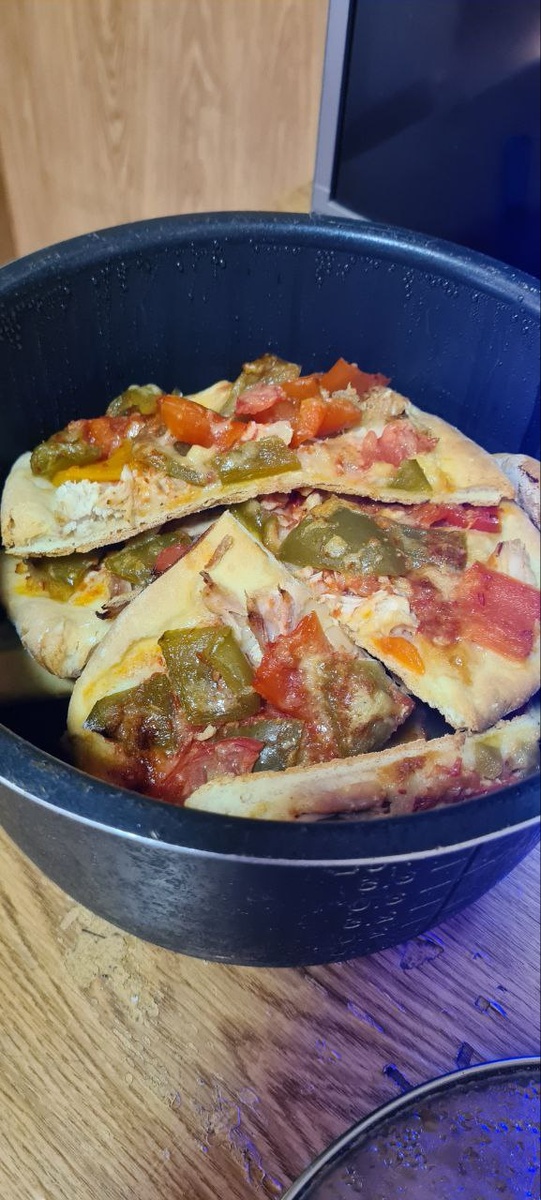 Порезала пицу на кусочки.         