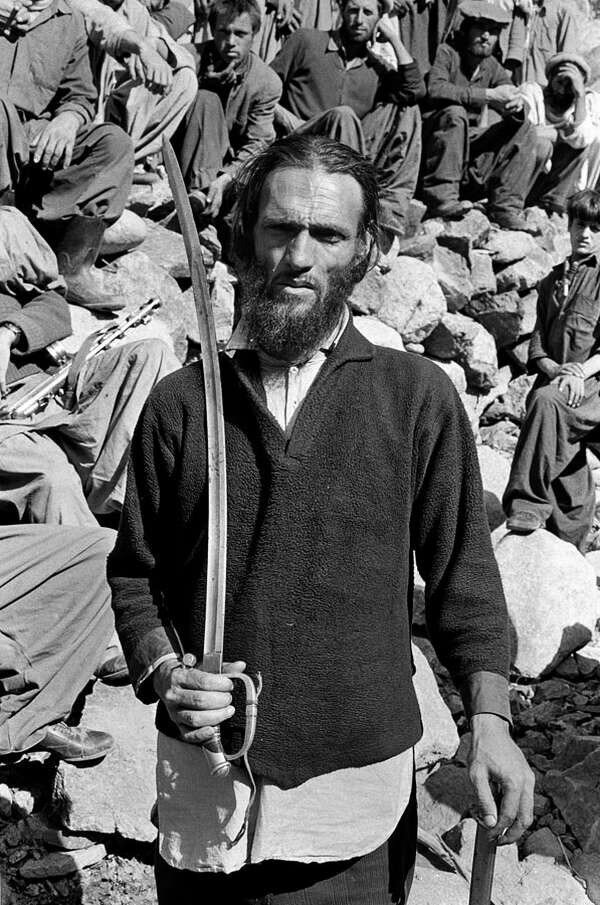 В каком состоянии позировал фотографу душман можно только догадываться.