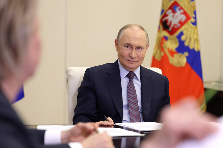    Путин добавил, что в стране на один праздник станет больше — 8 сентября предлагается объявить Днем языков народов России.   
Фото:  kremlin.ru