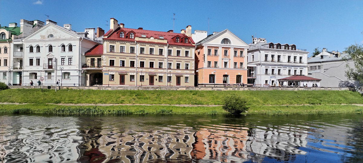 Здание цвета лосося, здесь гостиница 