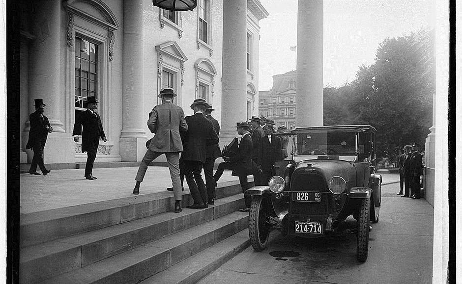 Главы крупнейших Итальянских компаний идут подписывать бумаги о передачи части своих активов, для непосредственного создания компании «Finmeccanica». 