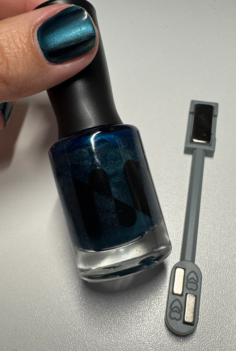 Оттенок в бутыльке значительно темнее, чем на самом деле. Магнит купила на вб, вероятно, есть варианты получше.