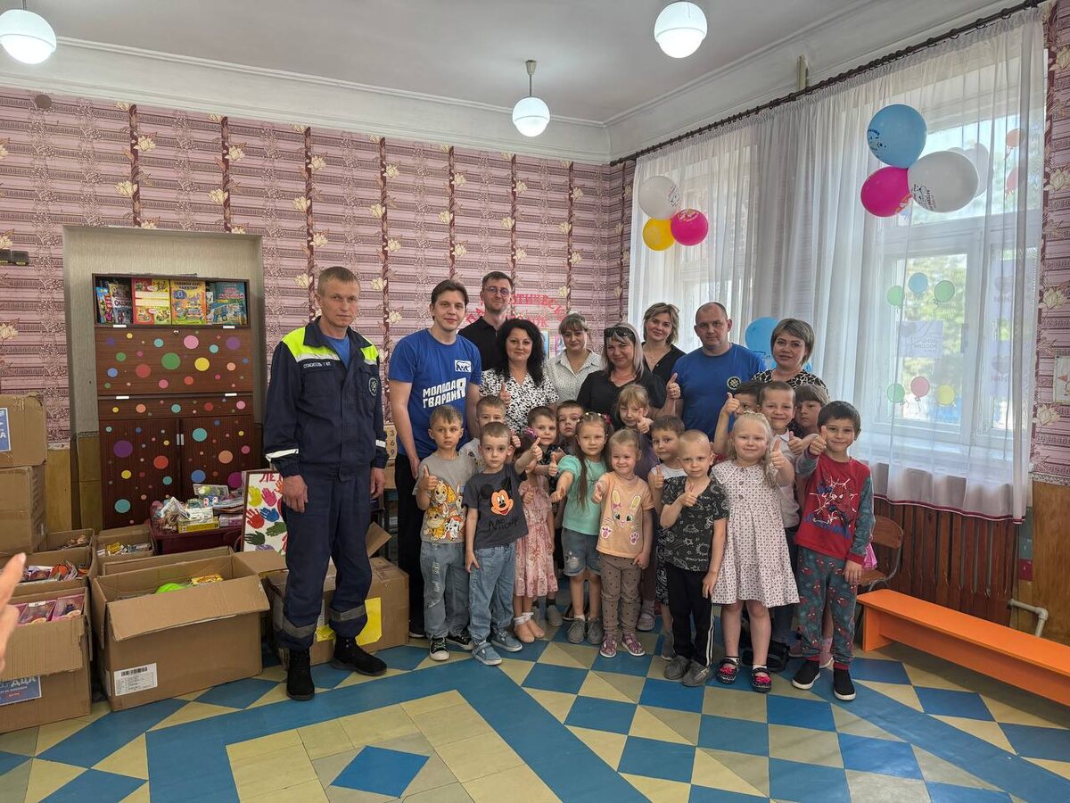    Партийцы доставили из Югры в Макеевку около 2 тонн груза с подарочными наборами