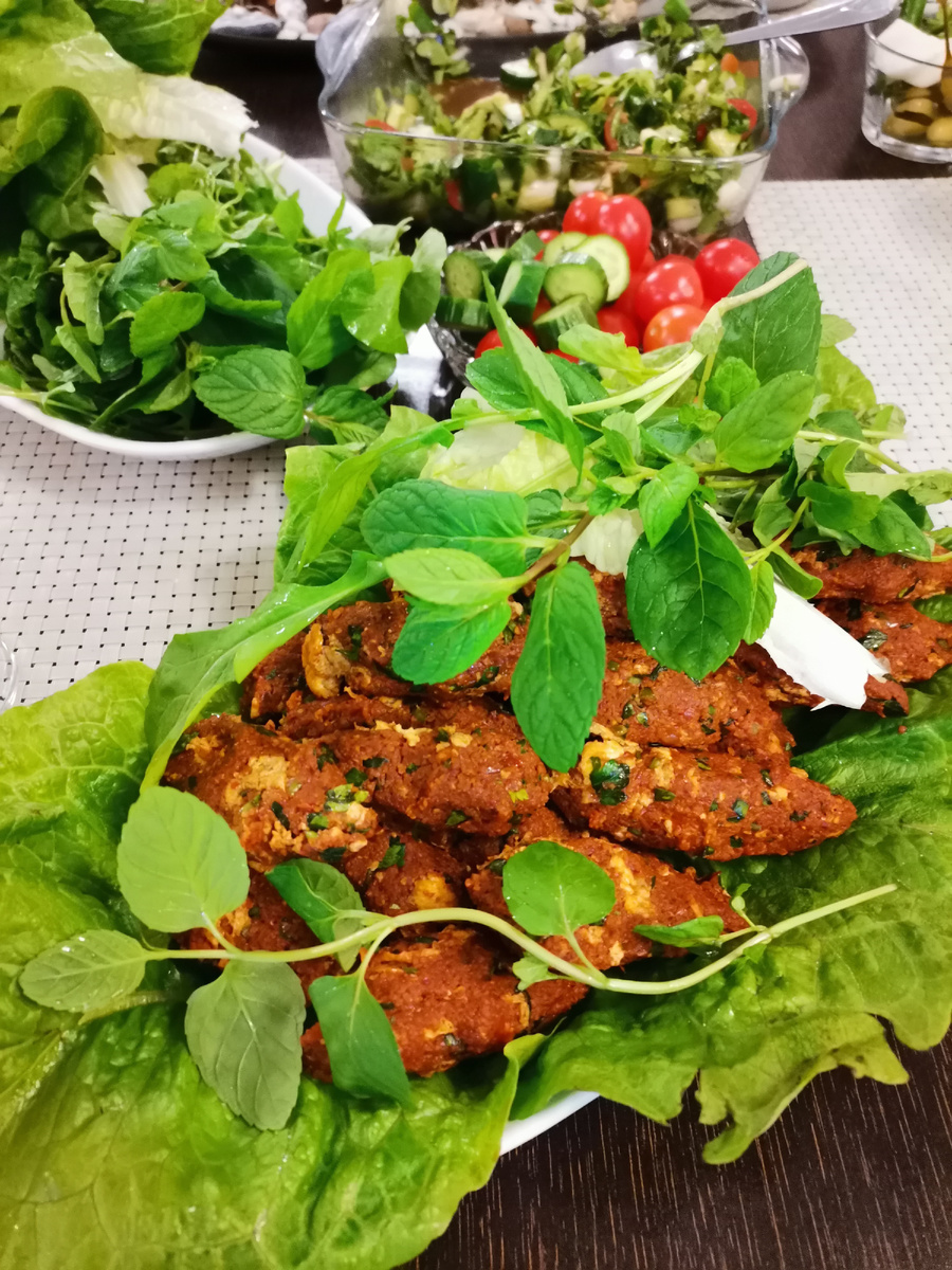 Чиг-кёфте в Турции. Снимок 2017 г. Аланья. А потом всё съели 😋