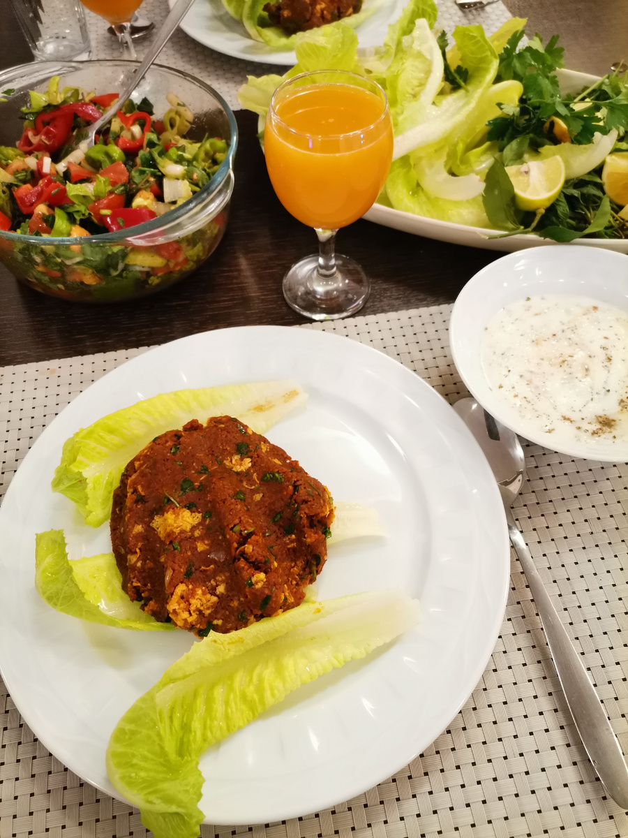 Чиг-кёфте в Турции. Снимок 2021 г. Аланья. Обычно чиг-кёфте небольшого размера, но какая разница, какой размер, когда и так очень вкусно. 😂