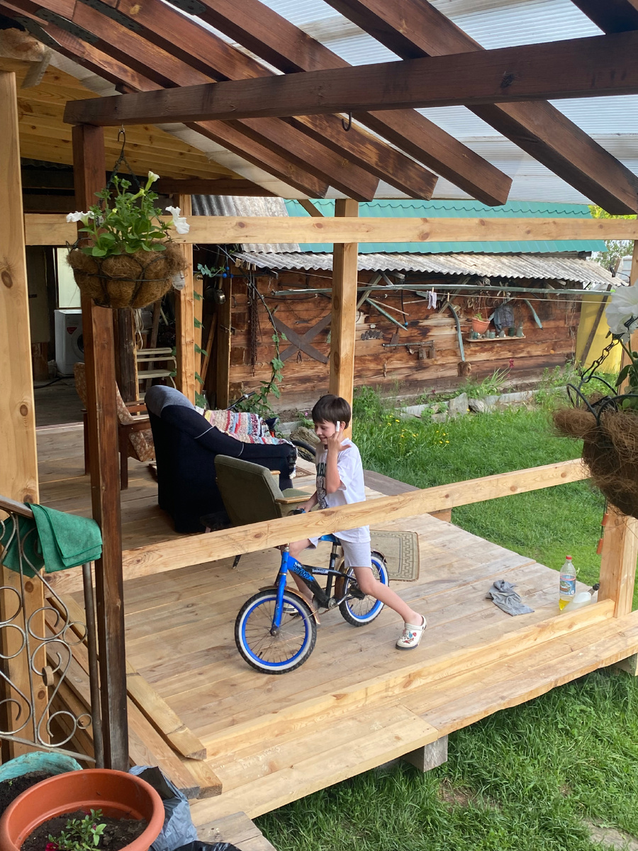 Постройка веранды- летней кухни идет полным ходом. 