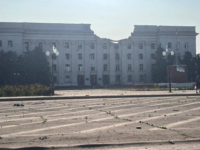 Последствие прилёта УМПК по зданию областной администрации в Херсоне сегодня утром, источник Телеграм-канал Военный Осведомитель