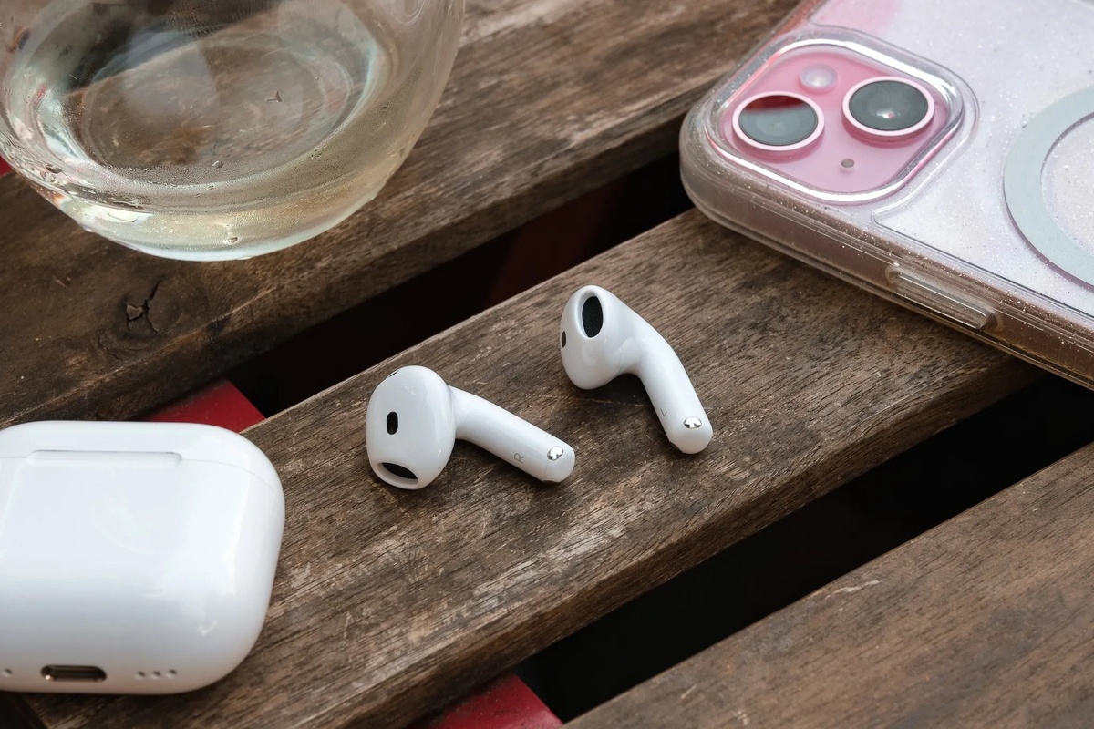    Apple захотела внедрить в AirPods управление камерой и обнаружение сна: мнение экспертов