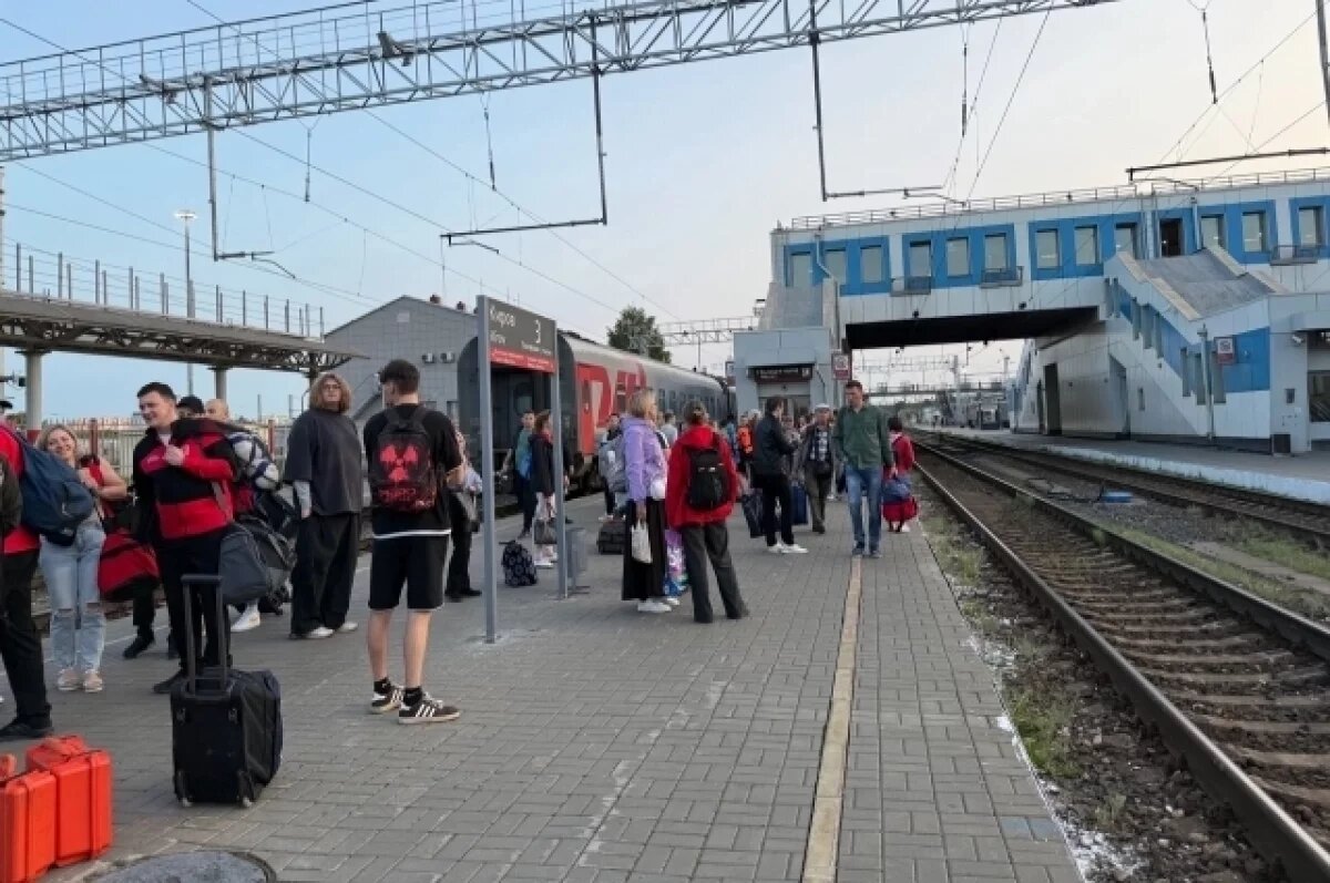    Люди ждут прибытия поезда.