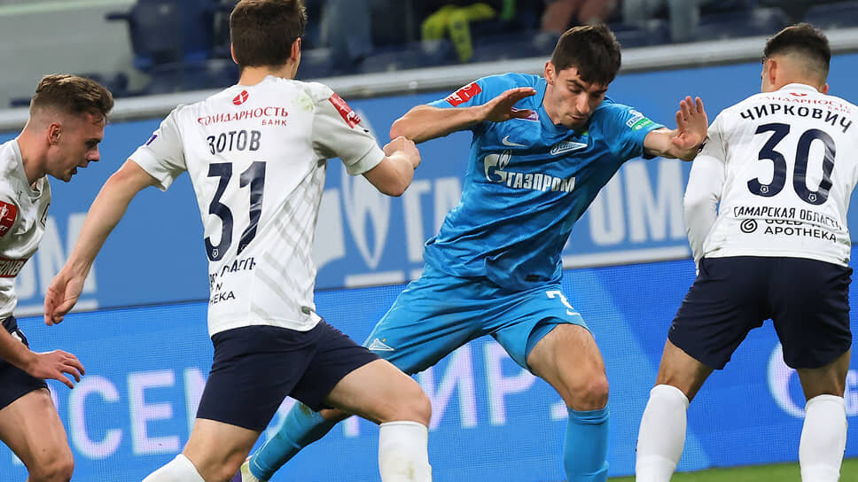 Экс-футболист сине-бело-голубых Зелимхан Бакаев в центре снимка.📷Фото: Валентина Певцова / Коммерсантъ