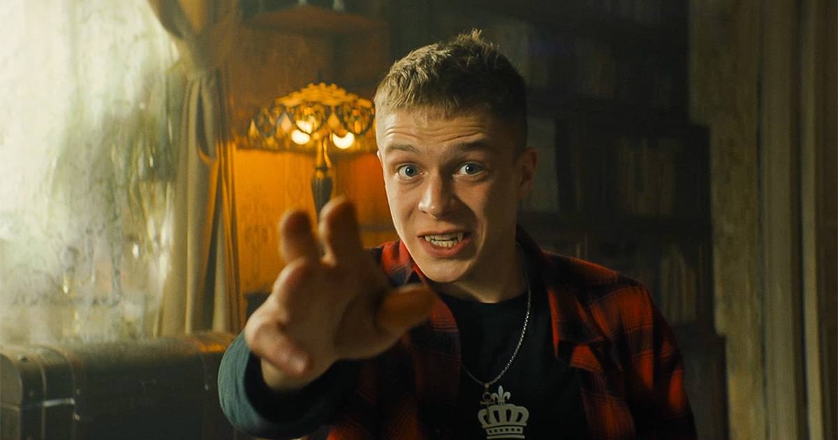 
Заглавное фото: Глеб Калюжный, кадр из сериала «Вампиры средней полосы»