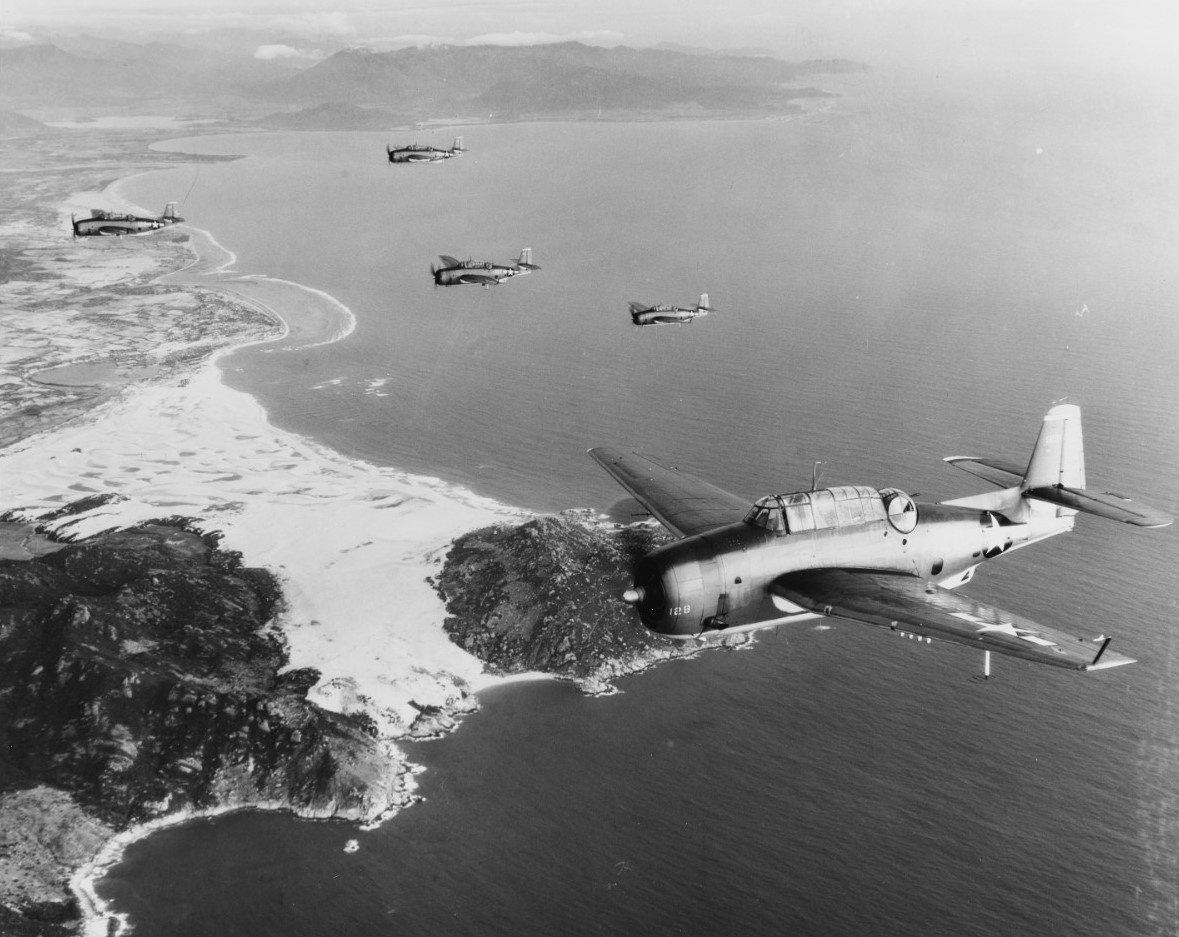 Самолеты с авианосца CV-9 "Эссекс" над Индокитаем, 12 января 1945 года.