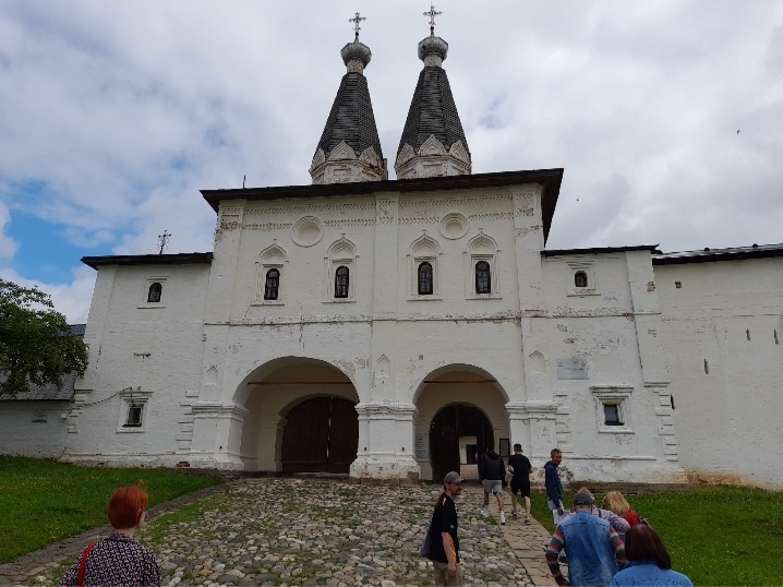 Вход в монастырь