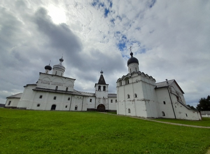 На территории монастыря