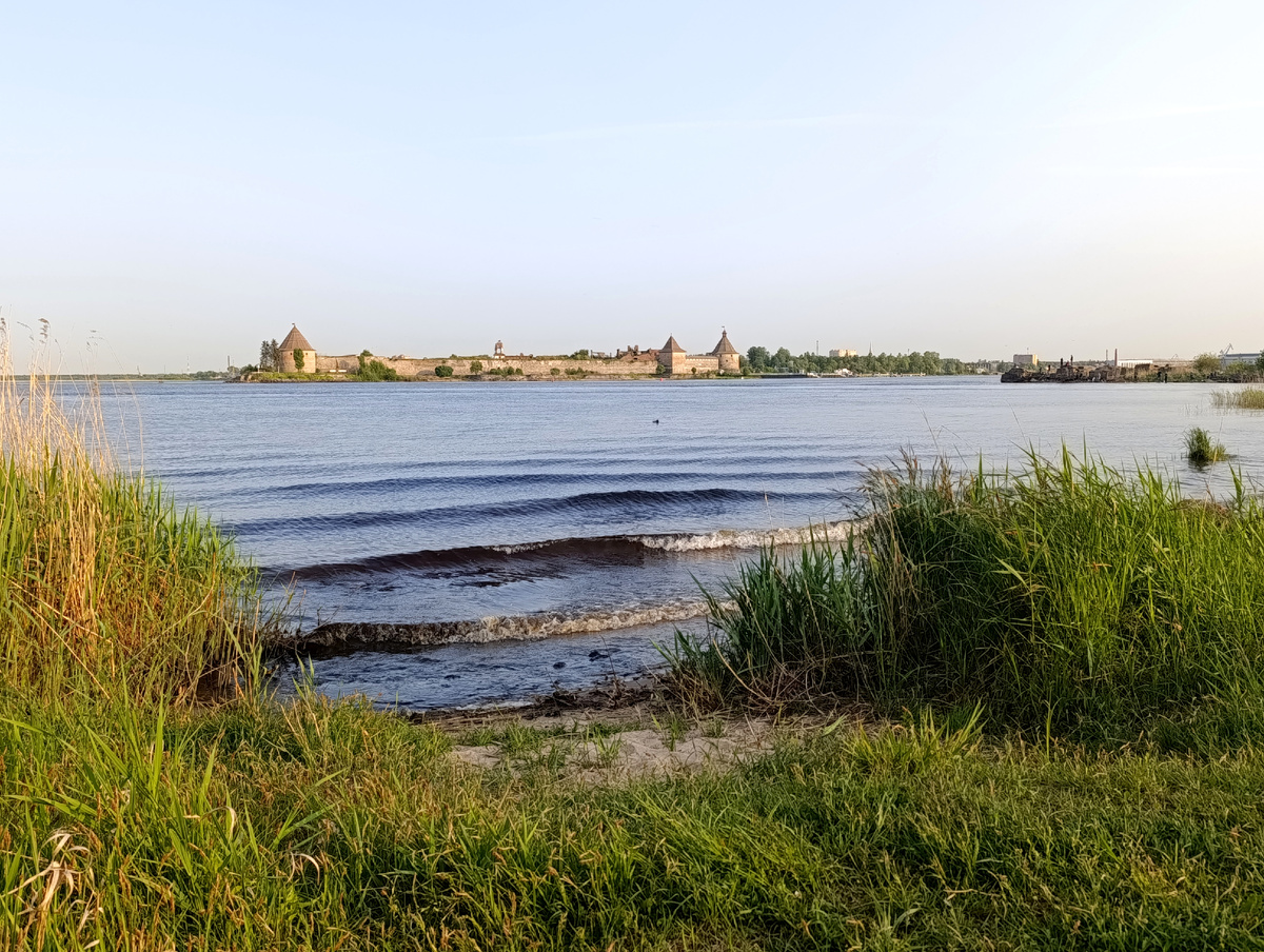 Всё фото автора. Крепость Орешек напротив.