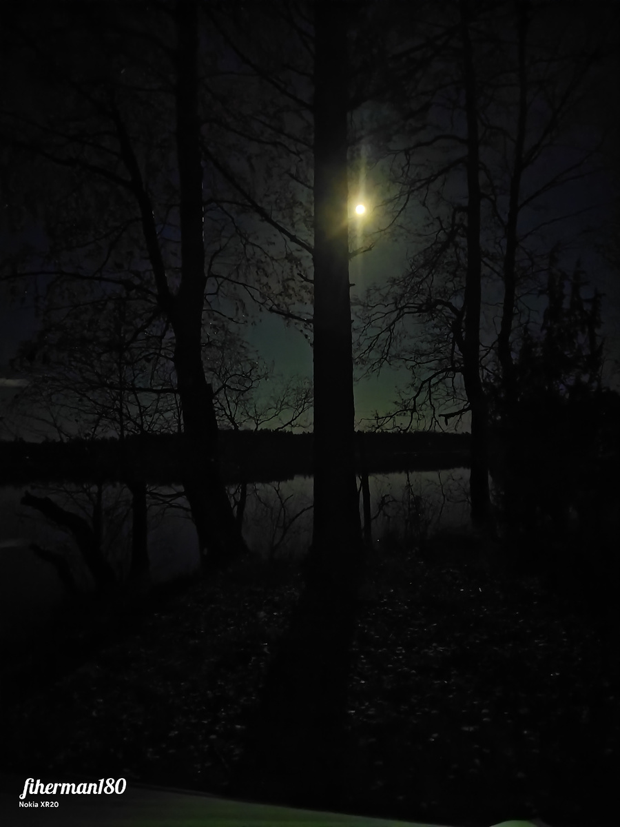 Луна над озером 