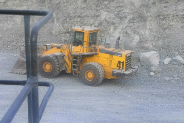 Фото читателя "Юрий Стрелец". Погрузщик в карьере, всегда готов включиться в работу.