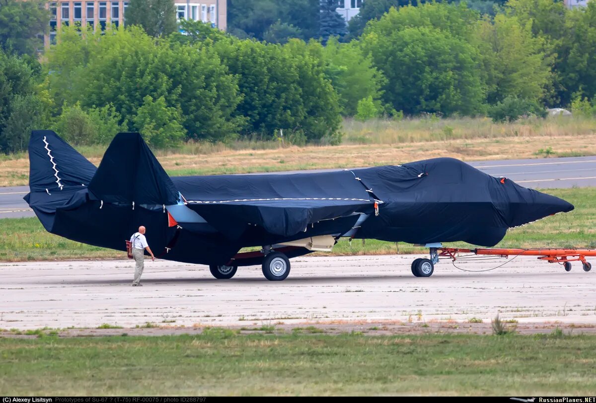 Подготовка к премьерному показу Су-75, МАКС-2021. Источник фото: https://russianplanes.net/id288797