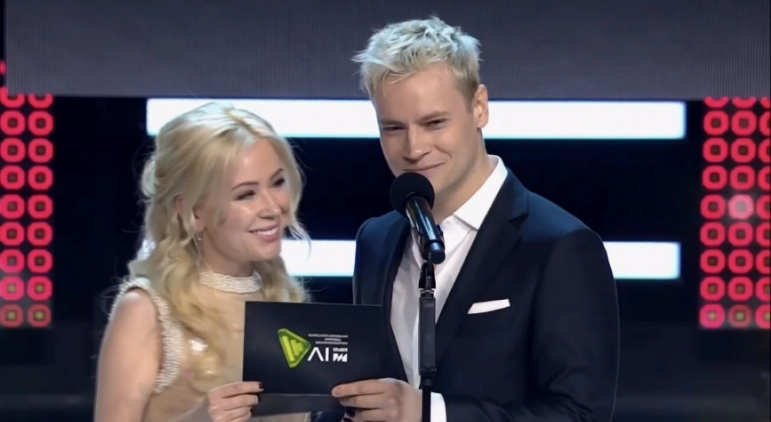 Как Катенька смотрит на Ярослава!! Это любовь! Из интернета 