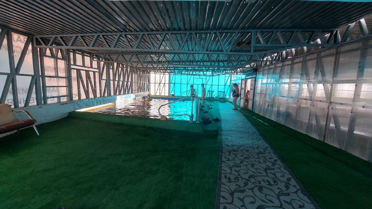 Тёплый бассейн. Вход справа в горячий и холодный бассейны