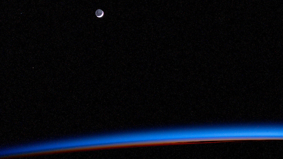 Луна над горизонтом Земли с борта МКС. Фото: nasa.blog.com
