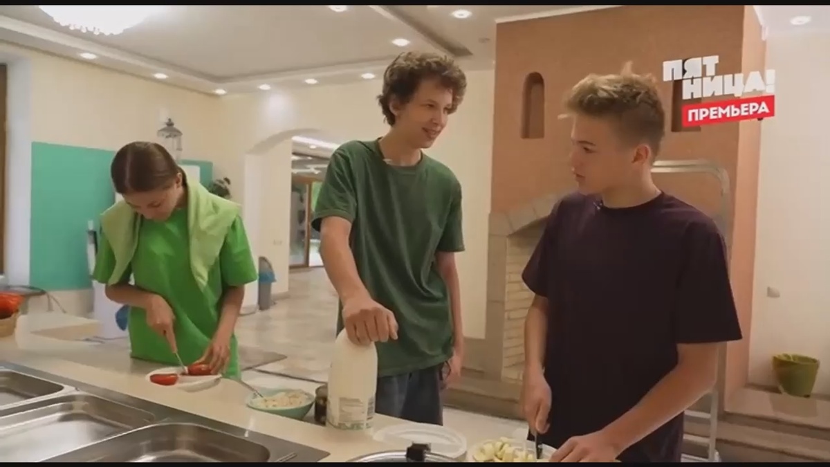 Дети делают завтрак