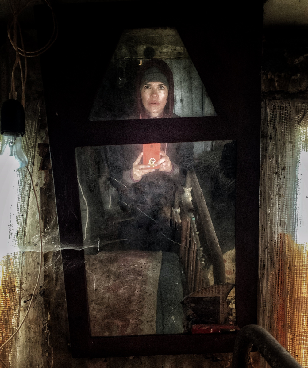 Жутковатое зрелище, правда? Одна в заброшенном старом доме на окраине полуживой деревеньки бог знает где. Настоящая романтика 🥰 