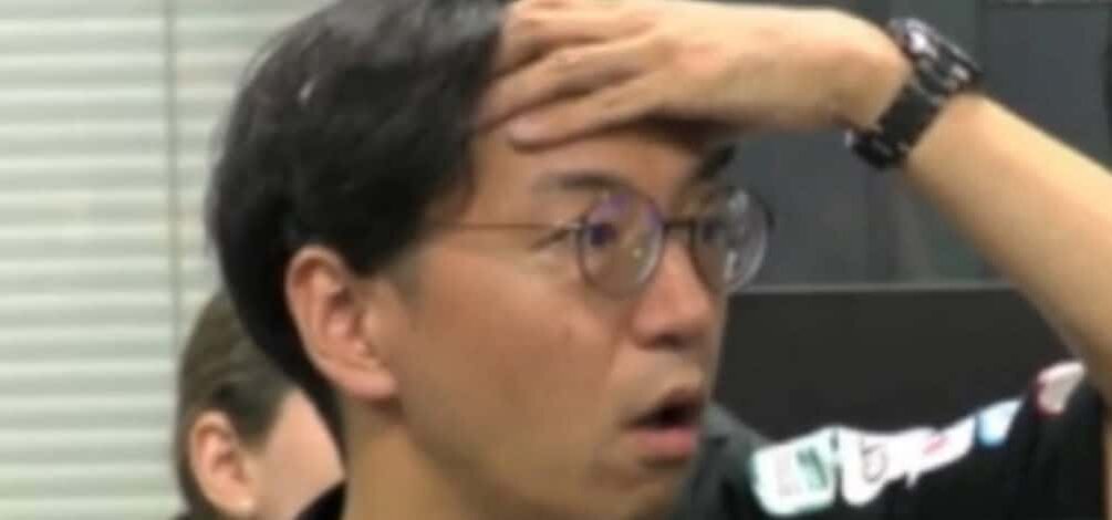    Лицо одного из инженеров ispace в последние минуты перед прилунением, скриншот из онлайн-трансляции. Видимо, он тоже заметил существенную скорость аппарата там, где он должен был ее уже погасить / © ispace, YouTube