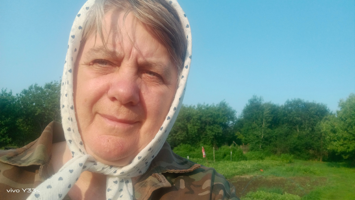 Это я в огороде.Принарядилась🤭