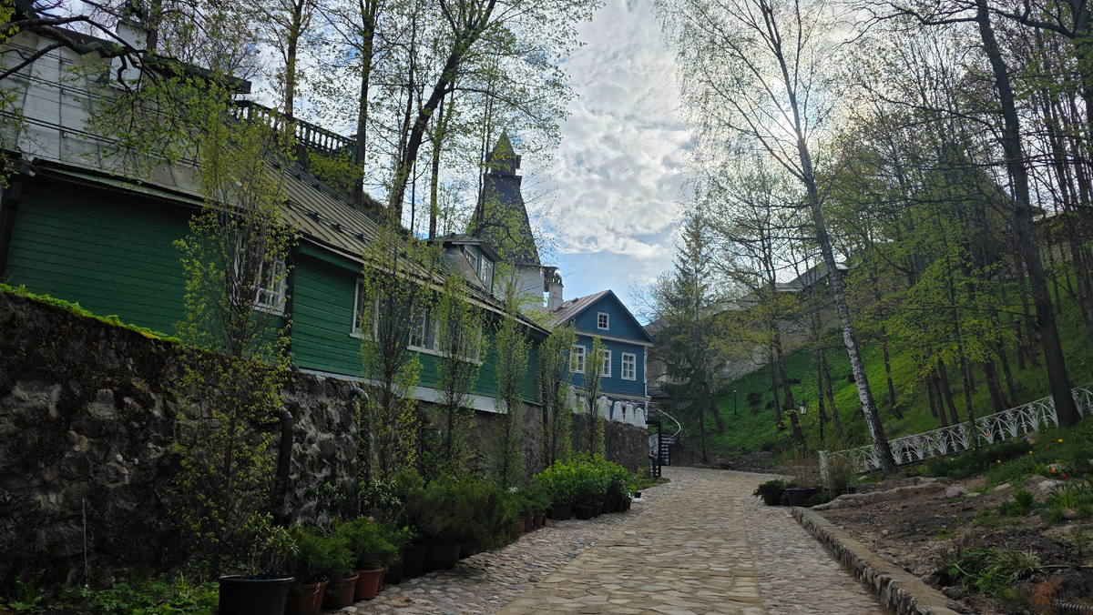 На территории монастыря. Листай фото