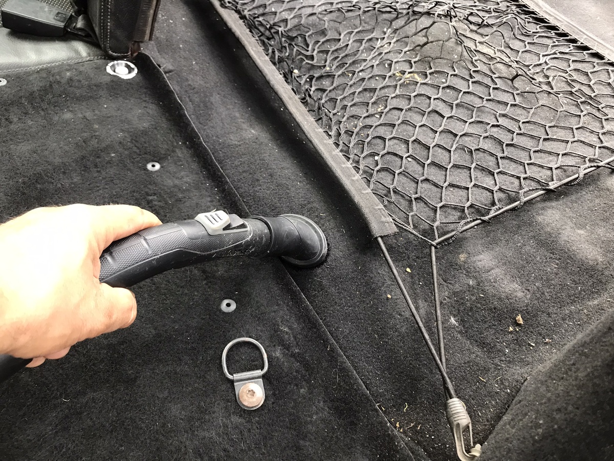 Убираем пылесосом пыль и грязь в салоне. Фото Тищенко Василий.