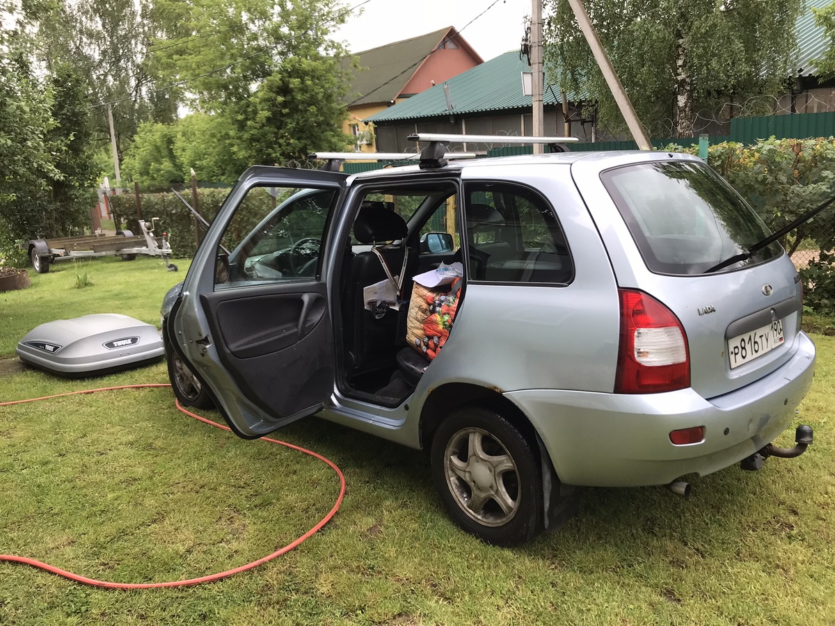 Моем автомобиль перед дальней дорогой. Фото Тищенко Василий.