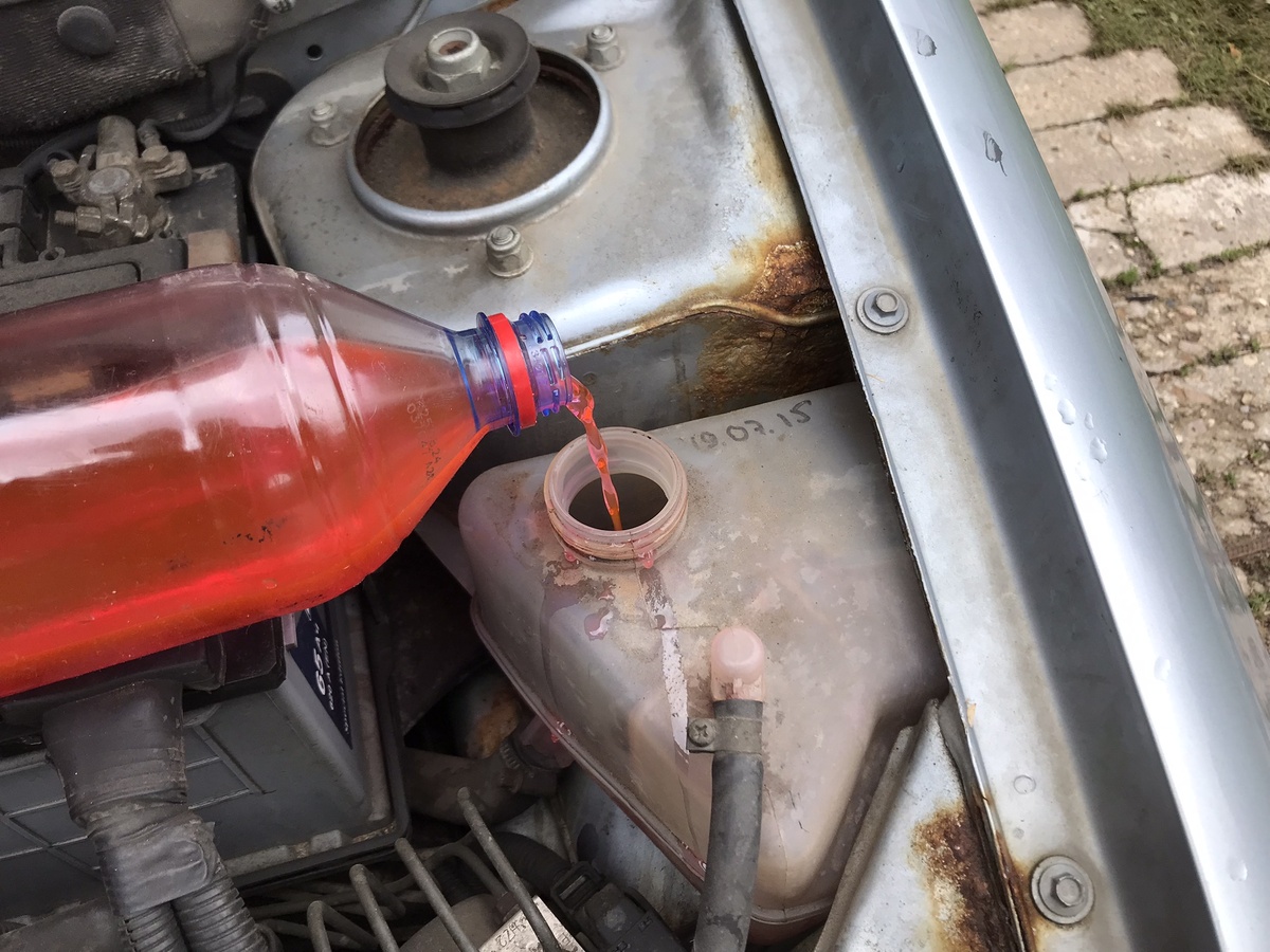 Доводим уровень всех жидкостей до нормы. Фото Тищенко Василий.