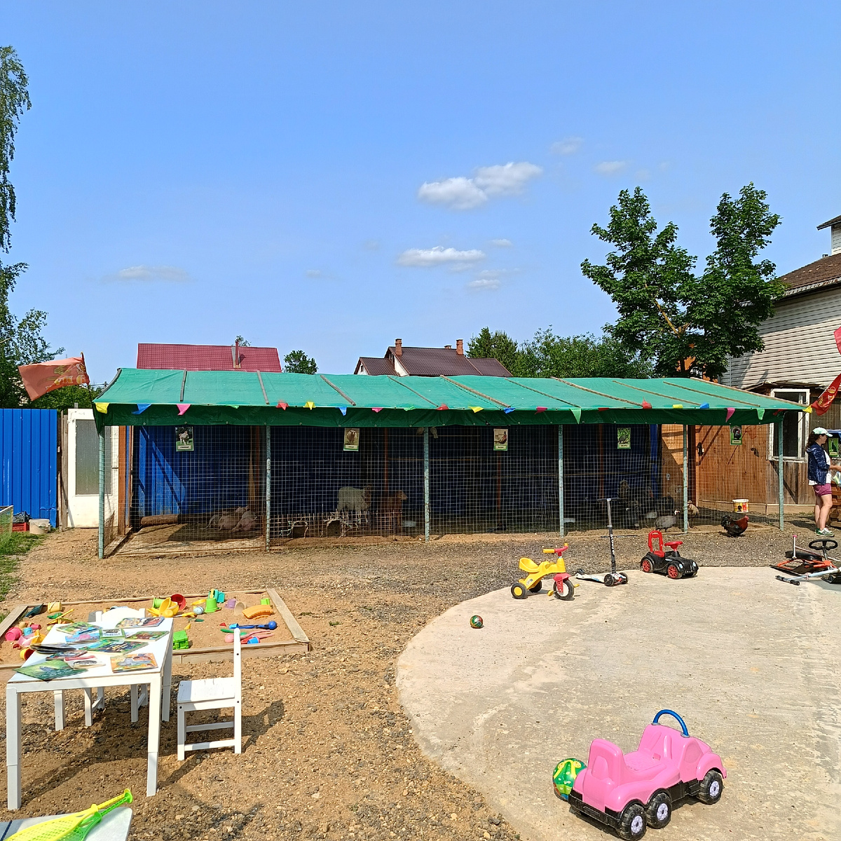 Территория мини-зоопарка. Все та же как и с прошлом году. Только игрушек больше стало. Фото автора.