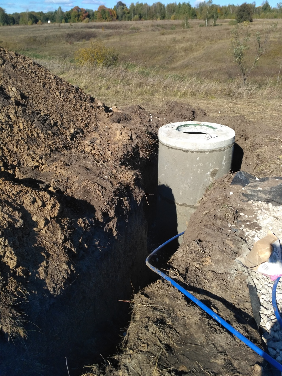 Кессон из 3х бетонных колец, уровень грунта впоследствии поднял на 20 см.