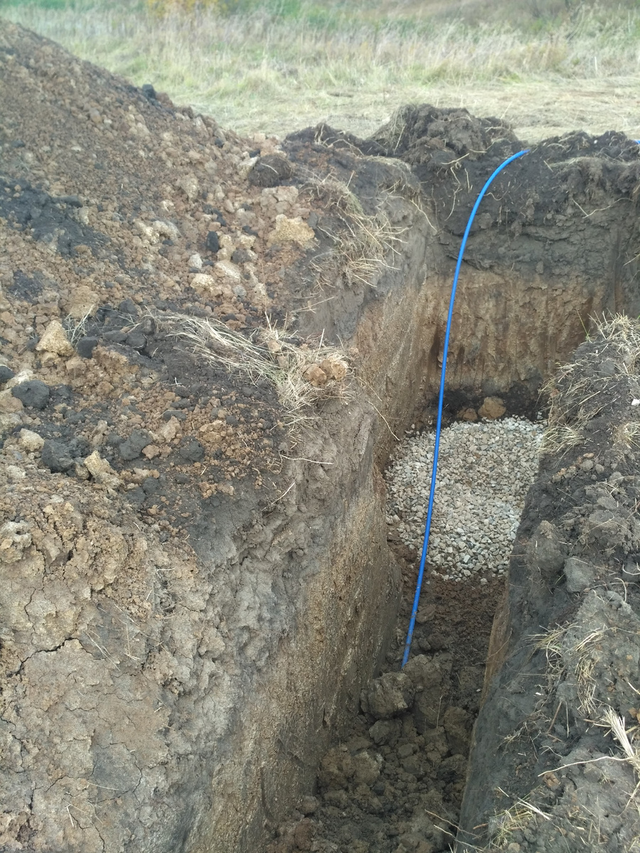 Час работы трактора и готова канава, и яма под кессон, глубина 2.5м