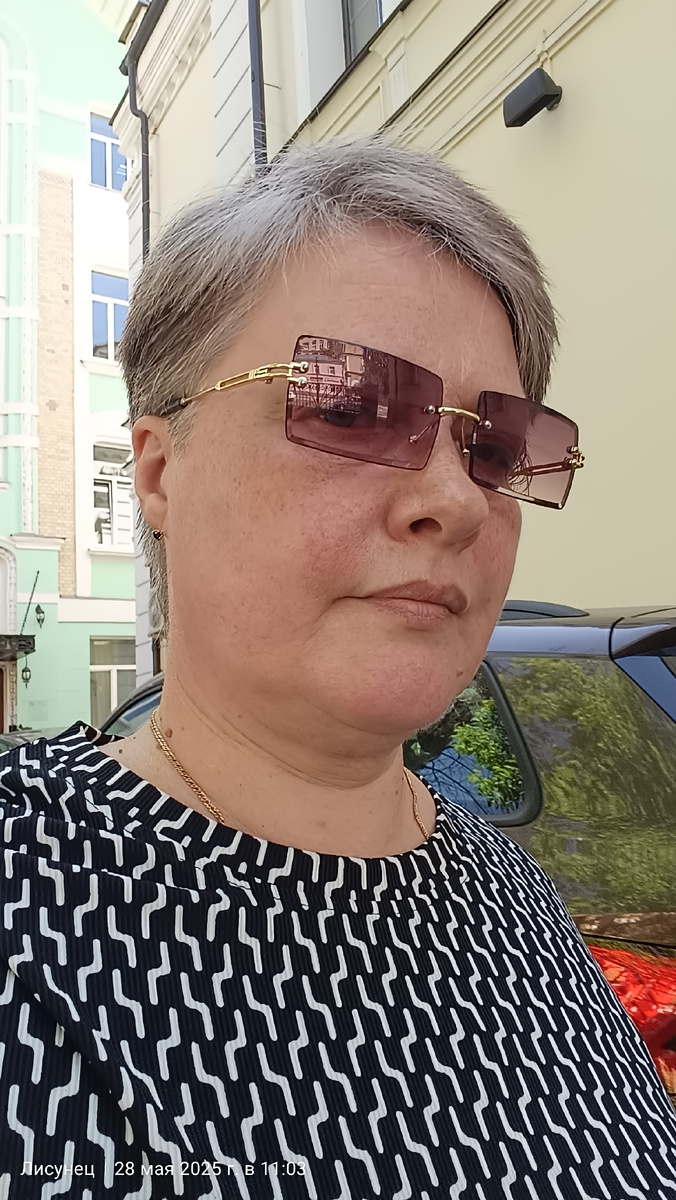 В новом костюмчике.