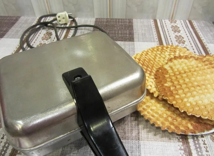 В вафельнице делали основу для будущих трубочек с начинкой. / Фото: dzen.ru